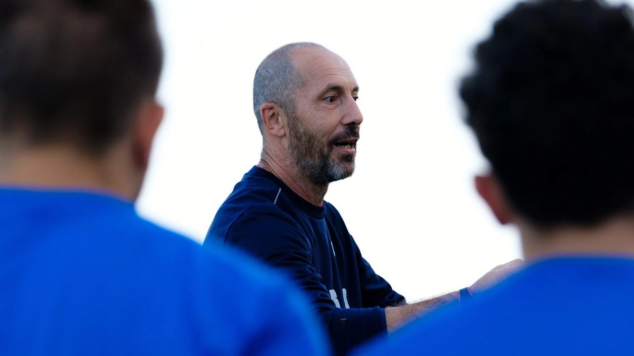 Luca Polzella, allenatore dei Mobilieri Ponsacco, mentre parla alla squadra