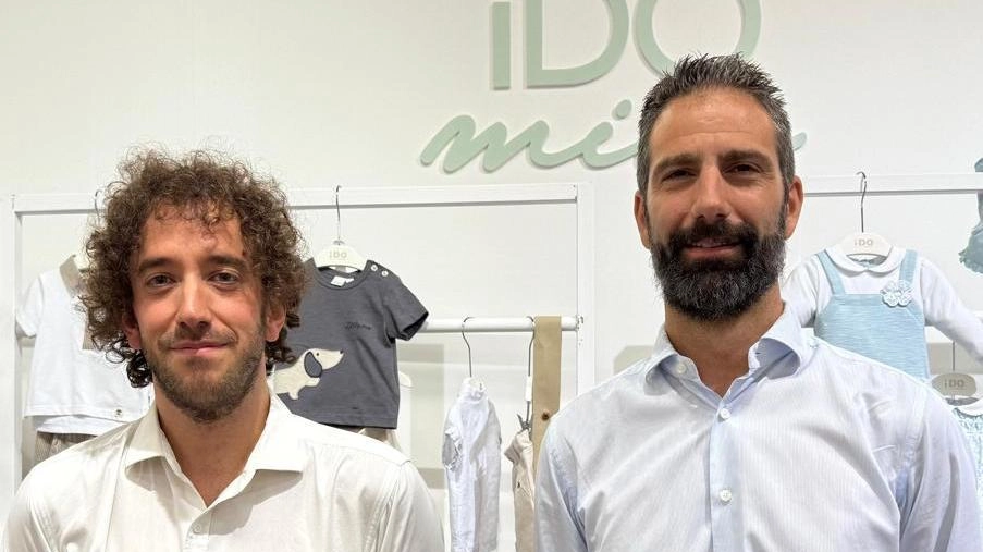 Il direttore di Miniconf Leonardo Basagni (sulla destra) e Michele Scipioni, uno dei giovani dell’azienda di Ortignano Raggiolo leader nell’abbigliamento per bambini che torna a Pitti Bimbo nella seconda edizione del 2025 Il direttore di Miniconf Leonardo Basagni (sulla destra) e Michele Scipioni, uno dei giovani dell’azienda di Ortignano Raggiolo leader nell’abbigliamento per bambini che torna a Pitti Bimbo nella seconda edizione del 2025