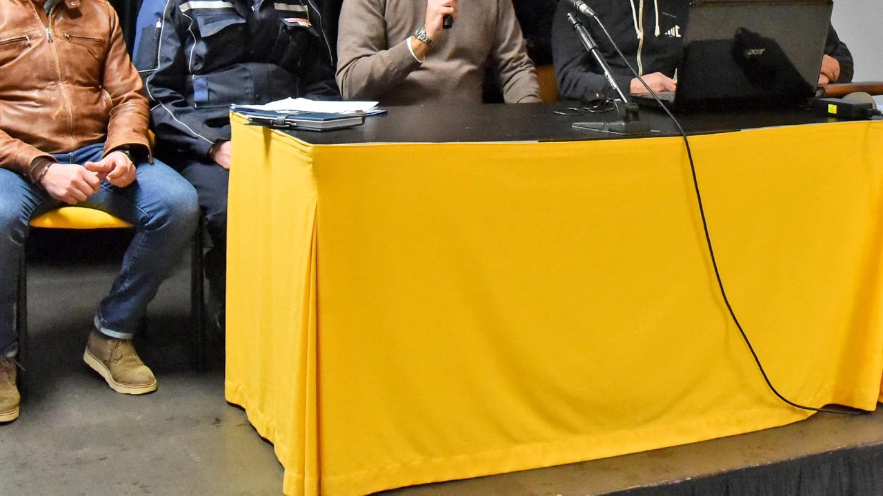 Un momento dell’incontro che si è svolto ieri a Follonica, in sala Tirreno, per la presentazione ai cittadini del percorso che percorreranno i ciclisti martedì e mercoledì (Foto Agostini)