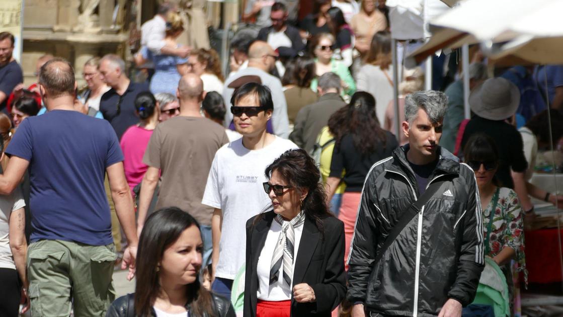 https://www.lanazione.it/image-service/view/acePublic/alias/contentid/MzYyNGE2ZDMtOTAwYi00/0/in-40mila-alla-fiera-di-maggio-folla-stile-natale-code-ai-ristoranti-a-giugno-ledizione-dei-tre-giorni.jpeg?f=16:9&w=1200&h=630