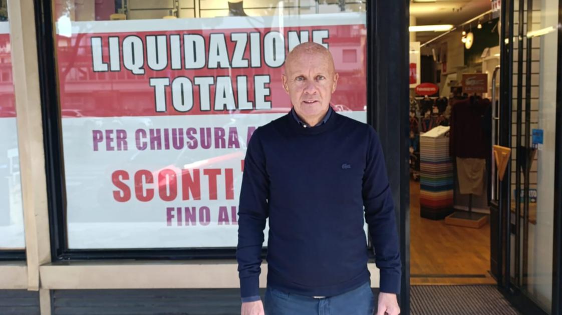 Firenze, storico negozio chiude dopo 50 anni: “Paura dei cantieri. La gente si muove in macchina, non con la tramvia” Firenze, storico negozio chiude dopo 50 anni: “Paura dei cantieri. La gente si muove in macchina, non con la tramvia”