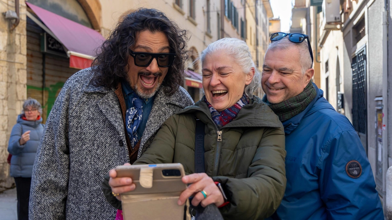 AlessandroBorghese impegnato a scattare selfie con i fan pisani (foto Del Punta per Valtriani) AlessandroBorghese impegnato a scattare selfie con i fan pisani (foto Del Punta per Valtriani)