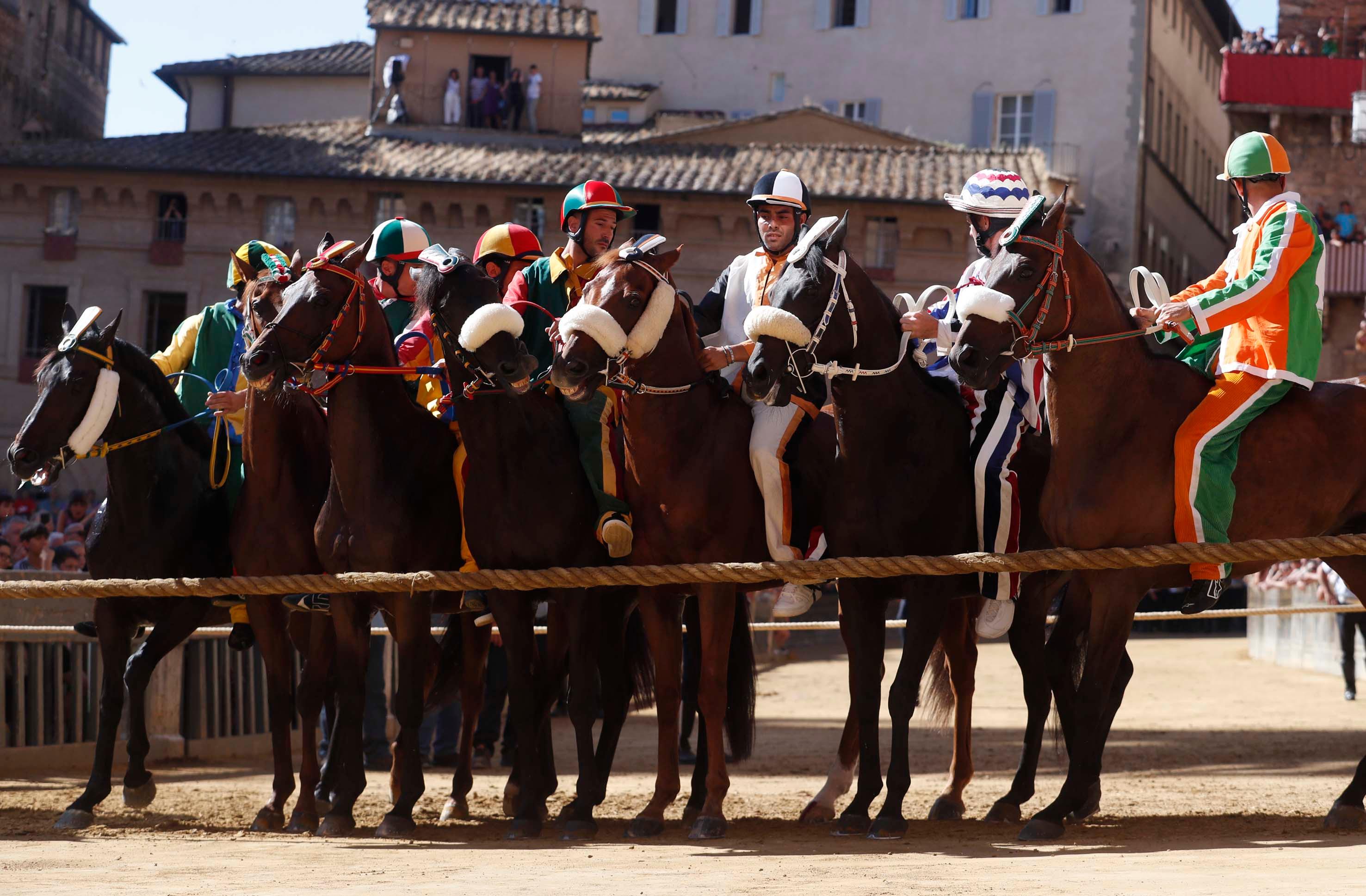 Palio, seconda prova: vince la Pantera. Oltre venti minuti per la mossa
