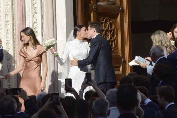 Federico Chiesa e Lucia Bramani fuori dal Duomo di Grosseto, subito dopo la cerimonia religiosa (Foto Giacomo Aprili)