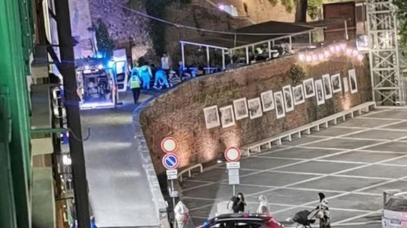 I soccorsi all’uomo in piazza Gramsci mercoledì sera precipitato da un’altezza di circa sei metri dopo una lite con un’altra persona I soccorsi all’uomo in piazza Gramsci mercoledì sera precipitato da un’altezza di circa sei metri dopo una lite con un’altra persona