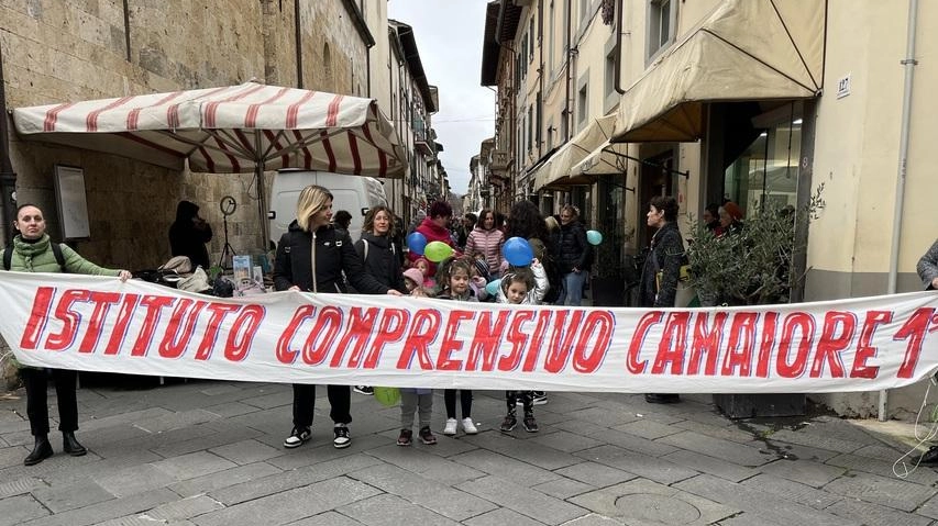 La manifestazione nelle strade del centro storico di Camaiore con gli studenti