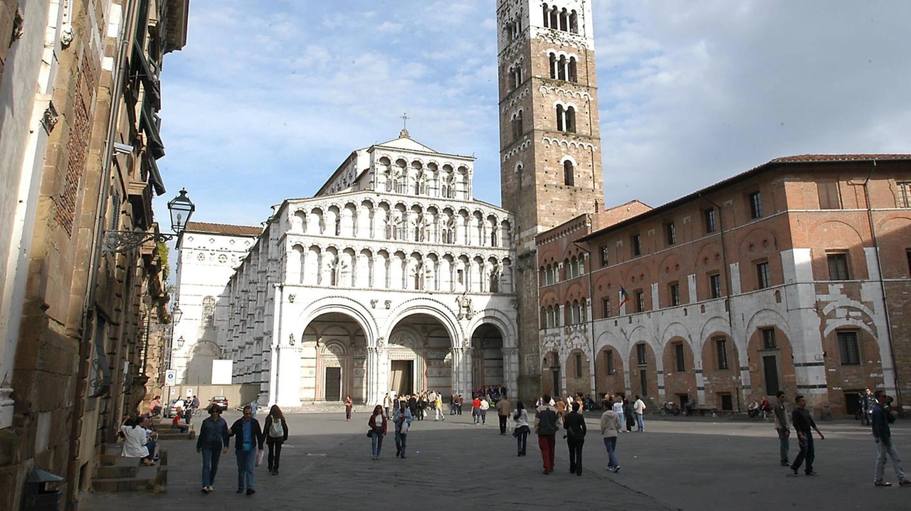La Cattedrale di San Martino dove domani 25 dicembre, giorno di Natale, l’arcivescovo celebrerà la Santa Messa alle 10.30 La Cattedrale di San Martino dove domani 25 dicembre, giorno di Natale, l’arcivescovo celebrerà la Santa Messa alle 10.30