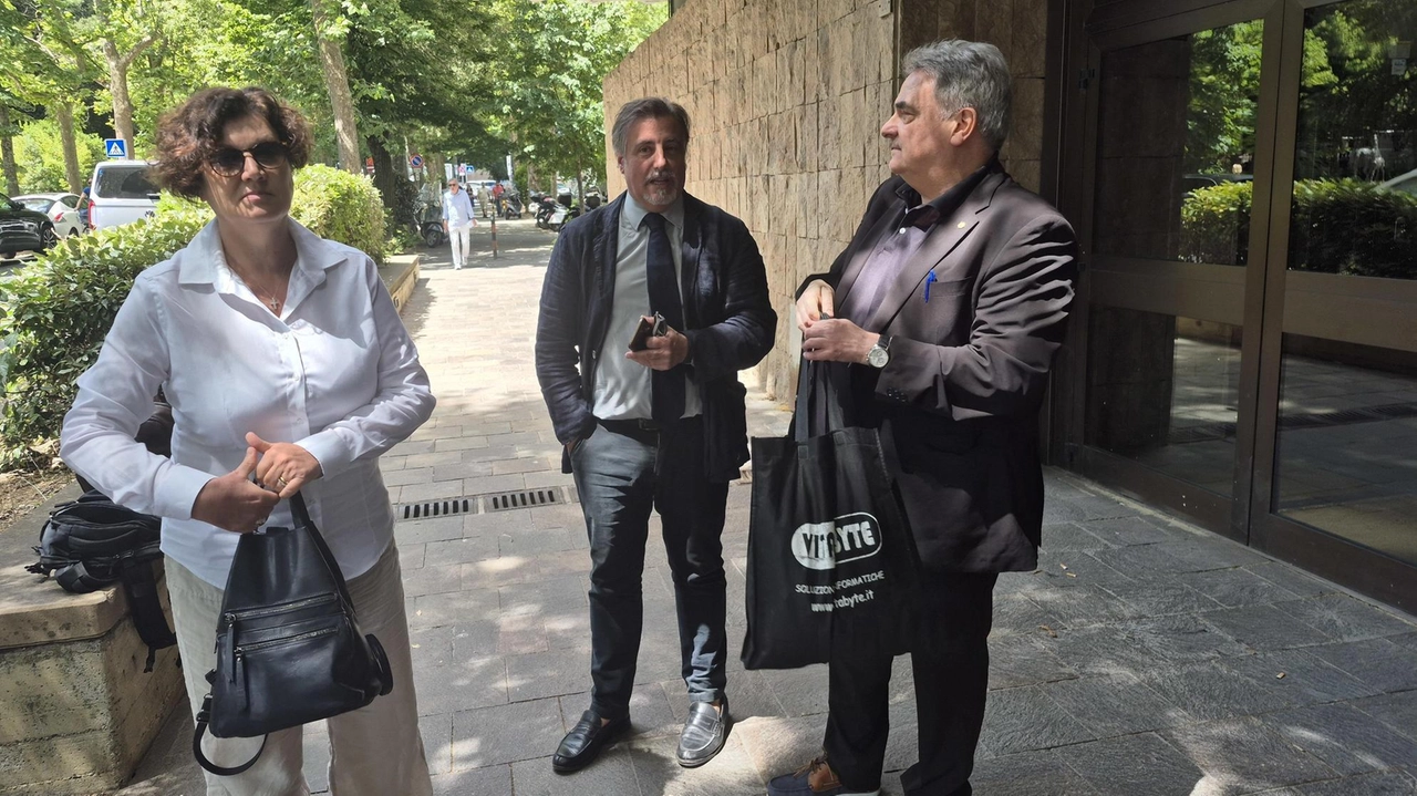 Gli avvocati Sandro Sicilia e Paolo Panzieri insieme all’architetto Caterina Biagini. ieri appena terminata l’udienza Gli avvocati Sandro Sicilia e Paolo Panzieri insieme all’architetto Caterina Biagini. ieri appena terminata l’udienza
