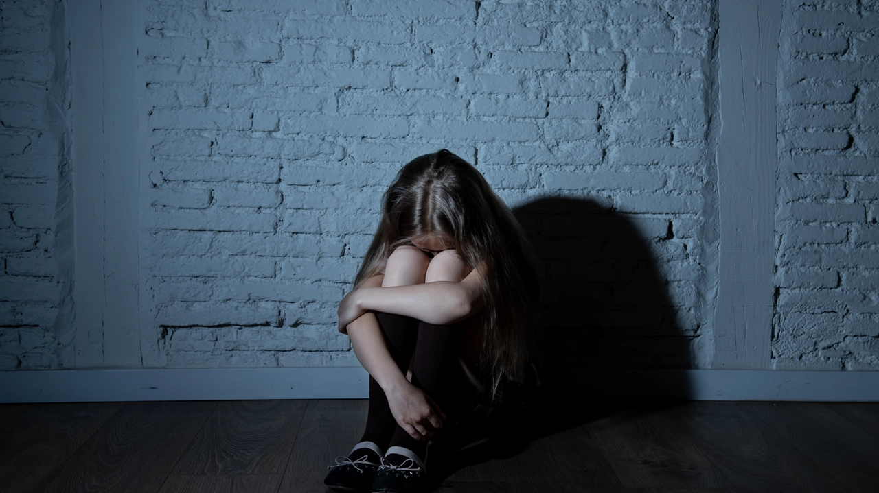 Il 33enne di origini anconetane accusato di violenza sessuale su una bambina di sei anni ospite di una struttura ricettiva della provincia di Perugia (foto generica)
