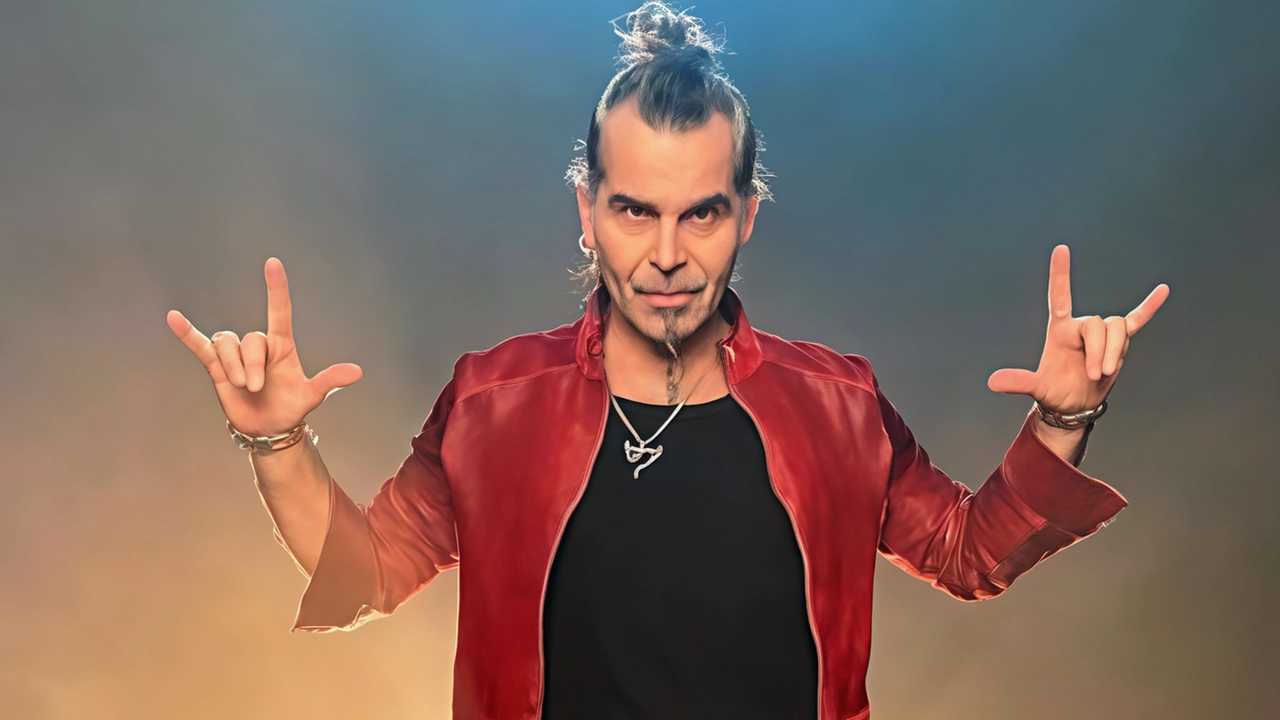 Piero Pelù oggi dalle 22.30 salirà sul palco di Festambiente, a Rispescia, insieme a Ginevra Di Marco e la BabelNova Orchestra Piero Pelù oggi dalle 22.30 salirà sul palco di Festambiente, a Rispescia, insieme a Ginevra Di Marco e la BabelNova Orchestra