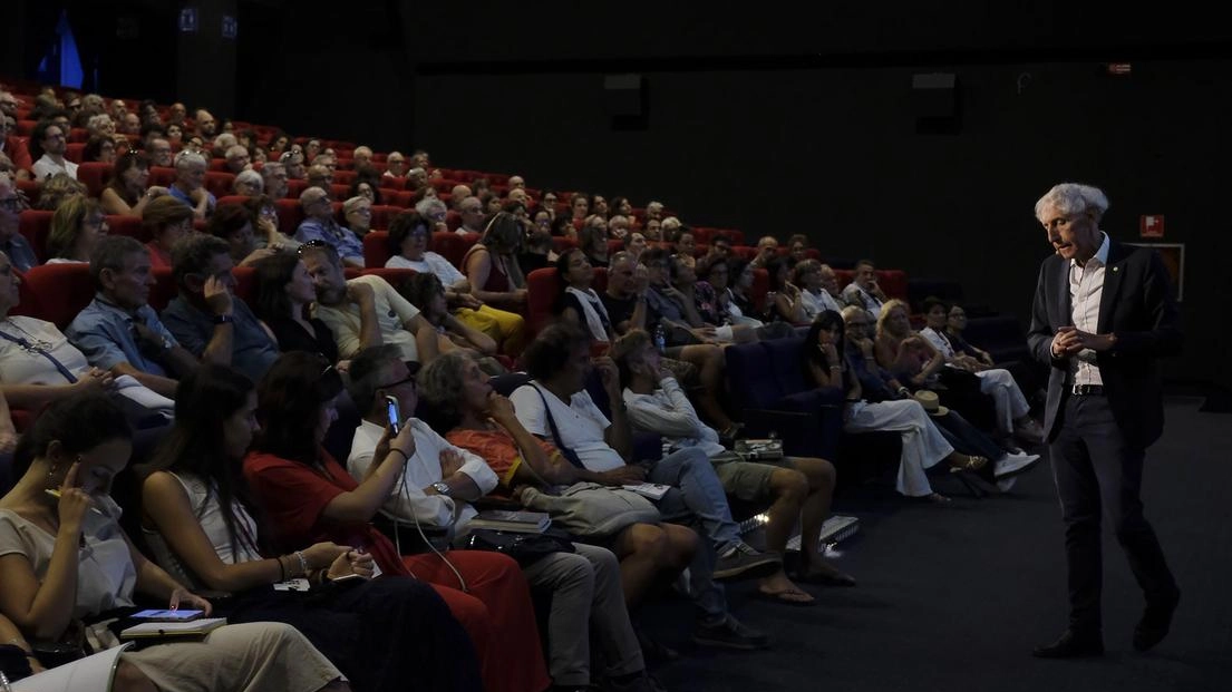 Tra i relatori di oggi la giornalista e scrittrice Francesca Mannocchi e lo storico Alessandro Barbero. Agli Impavidi lo spettacolo “La Duse e noi. Ritratto plurale di un’artista” e al moderno il film “The Greatest”. Tra i relatori di oggi la giornalista e scrittrice Francesca Mannocchi e lo storico Alessandro Barbero. Agli Impavidi lo spettacolo “La Duse e noi. Ritratto plurale di un’artista” e al moderno il film “The Greatest”.