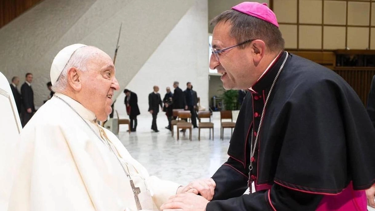 Il vescovo Migliavacca durante l’incontro in Vaticano con Papa Francesco: fu il pontefice a sceglierlo per l’episcopato