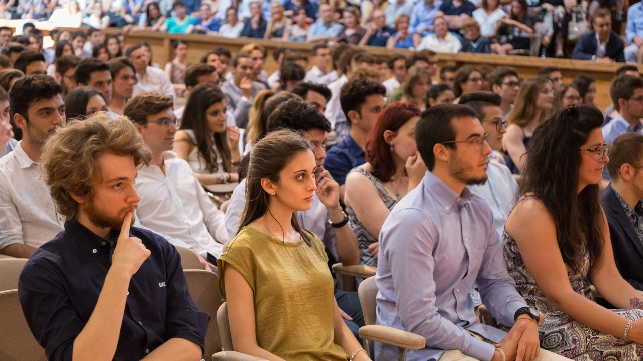 Giovani in una foto di repertorio. In molti lasciano Arezzo per andare a lavorare all'estero