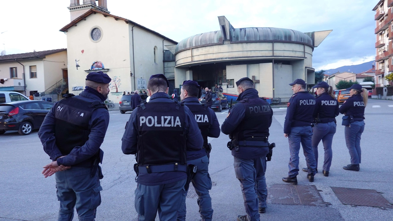 L’intervento della polizia a Vicofaro per lo spostamento dei migranti (Acerboni) L’intervento della polizia a Vicofaro per lo spostamento dei migranti (Acerboni)