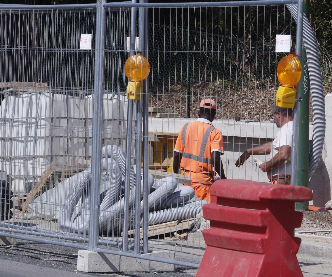 https://www.lanazione.it/image-service/view/acePublic/alias/contentid/MzZlODQ3MGUtN2ZkZS00/0/rischio-calore-per-gli-operai-lavoro-nel-cantiere-fuori-dallospedale.jpeg?f=1.91:1&w=1200