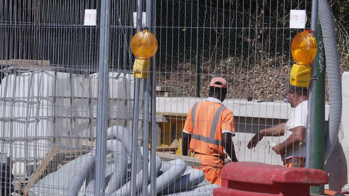 Il cantiere citato nella segnalazione è quello in viale Bracci di fronte all’ingresso dell’ospedale, per la nuova fermata dei bus