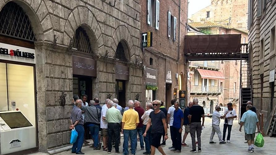 Il primo giorno di campagna abbonamenti del Siena è stato un successo, con oltre 250 tessere staccate. I tifosi possono sottoscrivere l'abbonamento online o presso due sedi fisiche, con prezzi differenziati per settori e agevolazioni per categorie specifiche. La campagna sarà attiva fino al 7 settembre. Il primo giorno di campagna abbonamenti del Siena è stato un successo, con oltre 250 tessere staccate. I tifosi possono sottoscrivere l'abbonamento online o presso due sedi fisiche, con prezzi differenziati per settori e agevolazioni per categorie specifiche. La campagna sarà attiva fino al 7 settembre.