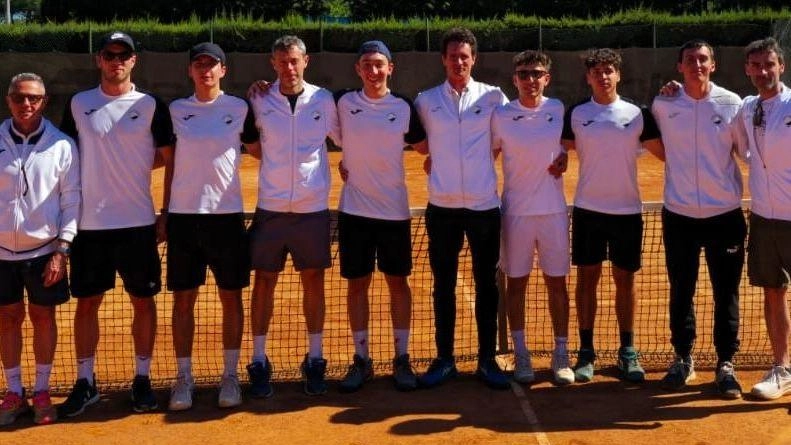 Dopo il pareggio ottenuto a Vicenza in casa del Tc Palladio 98, Il Ct Siena ha subìto una sconfitta, 4-1,... Dopo il pareggio ottenuto a Vicenza in casa del Tc Palladio 98, Il Ct Siena ha subìto una sconfitta, 4-1,...