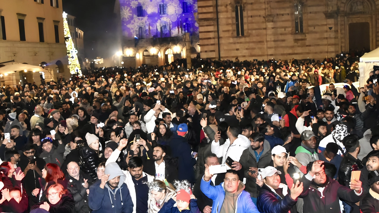 A Grosseto sul palco la simpatia di Gennai, la musica della band "LOccasione" e il ritmo di Rds, poi il brindisi con Vivarelli Colonna. A Grosseto sul palco la simpatia di Gennai, la musica della band "LOccasione" e il ritmo di Rds, poi il brindisi con Vivarelli Colonna.