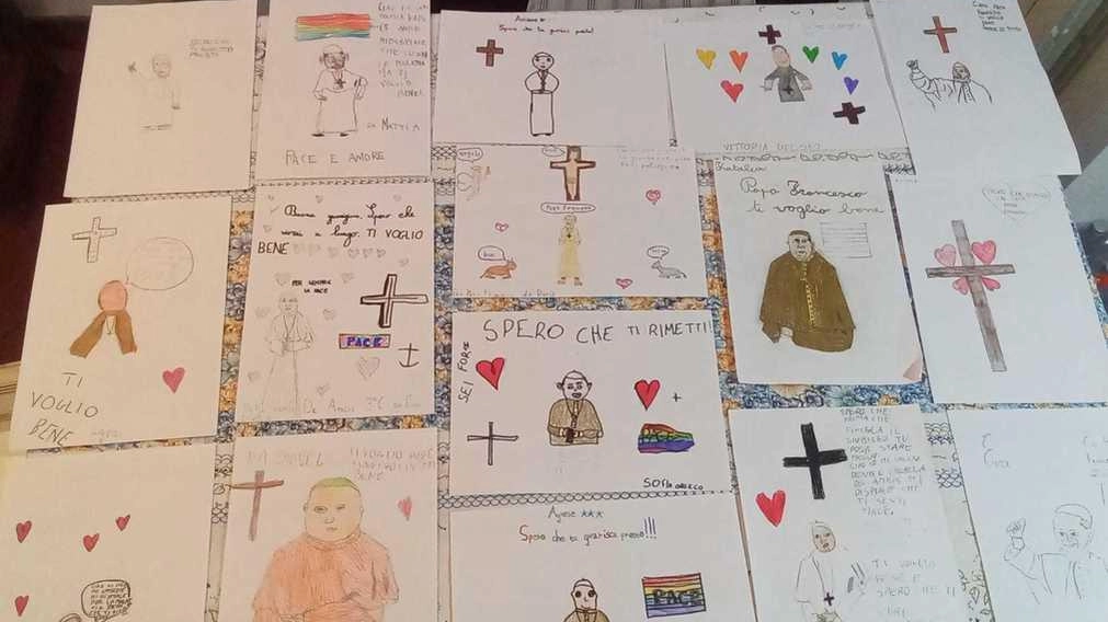 Alcuni dei. 170 disegni che i bambini dell’istituto Gino Strada di Sesto hanno scritto al Papa durante il ricovero al Gemelli