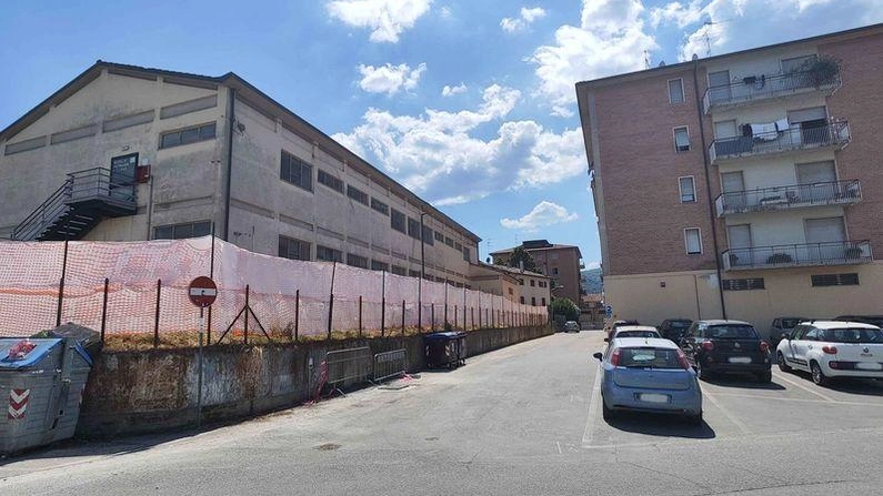 Già recintata l’area della vecchia scuola interessata dalla demolizione Già recintata l’area della vecchia scuola interessata dalla demolizione
