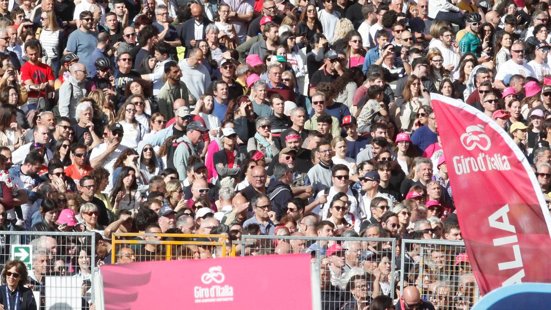 Giro d’Italia, la festa rosa di Siena. Van Aert: “Stupendo vincere qui dove tutto è cominciato” Giro d’Italia, la festa rosa di Siena. Van Aert: “Stupendo vincere qui dove tutto è cominciato”