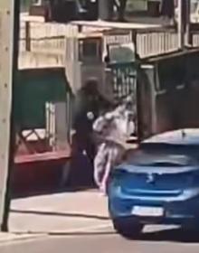 https://www.lanazione.it/image-service/view/acePublic/alias/contentid/Mzc0N2Y1M2UtOGI5MS00/0/donna-colpita-in-strada-ancora-violenza-a-fontivegge.jpeg?f=1.90:1&h=630
