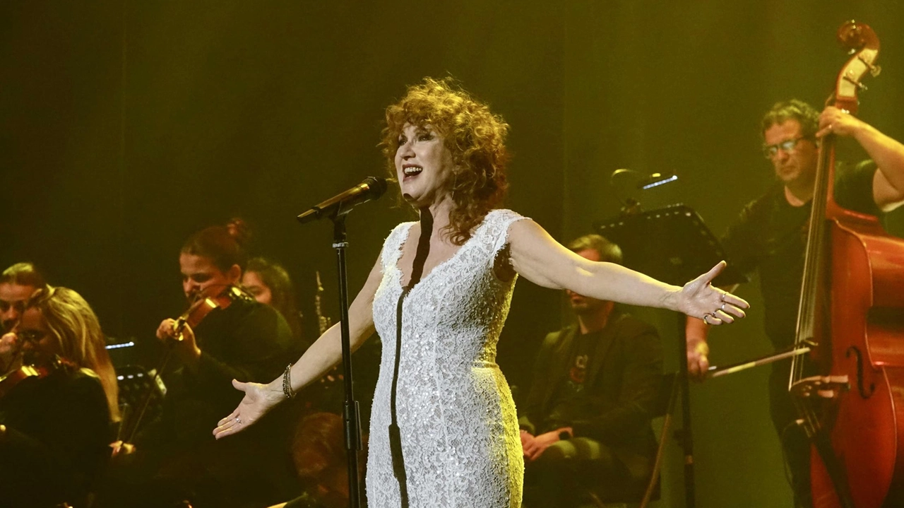 Fiorella Mannoia ripresa in un concerto di questo suo nuovo tour “sinfonico“ Con lei sul palco ci sarà l’Orchestra Sinfonica Saverio Mercadante di Altamura Fiorella Mannoia ripresa in un concerto di questo suo nuovo tour “sinfonico“ Con lei sul palco ci sarà l’Orchestra Sinfonica Saverio Mercadante di Altamura