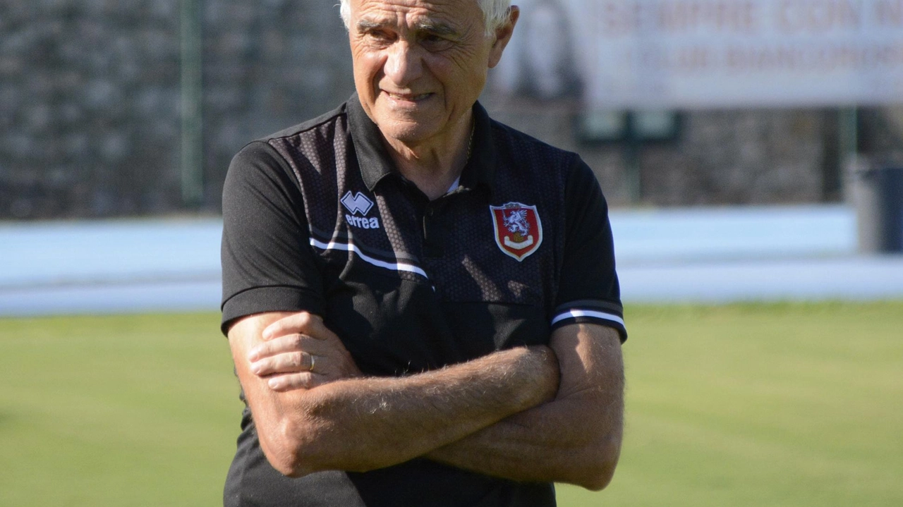 Paolo Indiani, tecnico del Grosseto durante la partita amichevole giocata e vinta contro il Poggibonsi (foto Aprili) Paolo Indiani, tecnico del Grosseto durante la partita amichevole giocata e vinta contro il Poggibonsi (foto Aprili)