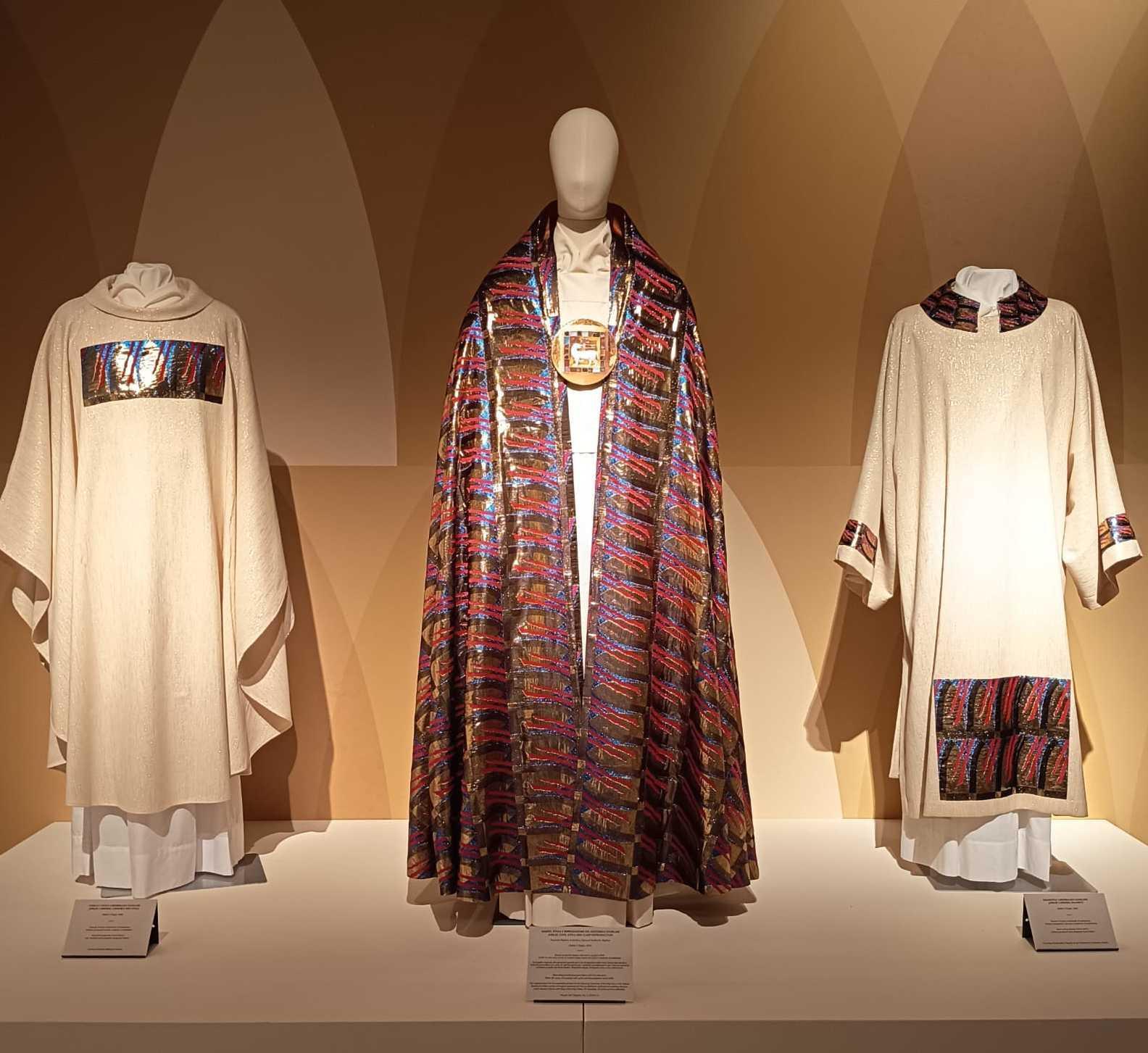 https://www.lanazione.it/image-service/view/acePublic/alias/contentid/Mzc0ZTVkMzEtYTA3NS00/0/il-manto-di-papa-wojtyla-ecco-la-veste-di-luce.jpeg