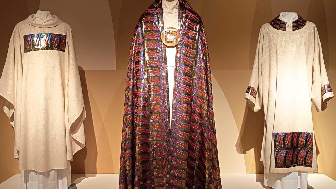 Papa Wojtyla indossò il manto per aprire la Porta Santa nel Giubileo del 2000 Papa Wojtyla indossò il manto per aprire la Porta Santa nel Giubileo del 2000