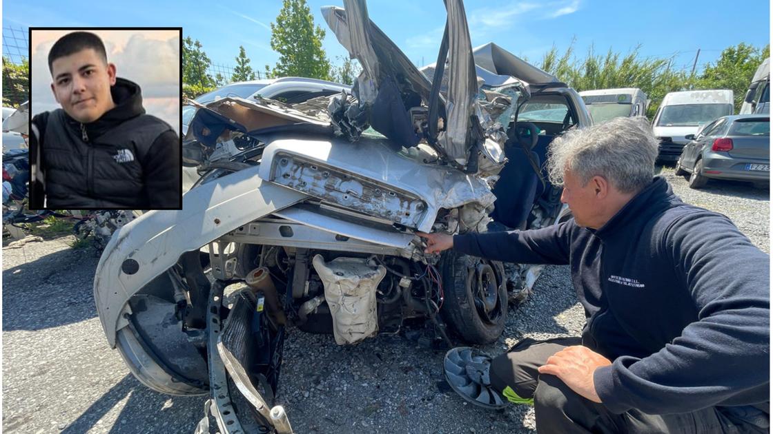 Ventenne morto nell’incidente, lo strazio della famiglia. Paese sotto shock: “Lo abbiamo visto crescere, siamo stravolti” Ventenne morto nell’incidente, lo strazio della famiglia. Paese sotto shock: “Lo abbiamo visto crescere, siamo stravolti”