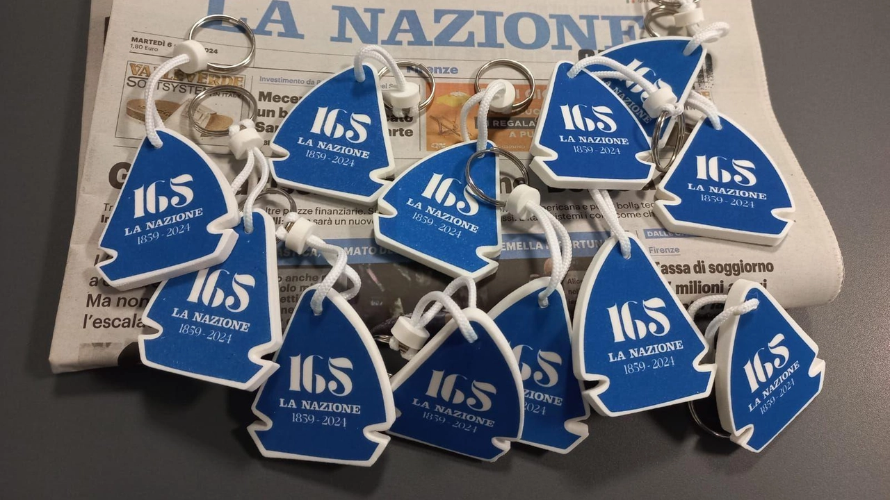 Sabato 10 agosto, in abbinamento gratuito con La Nazione, i nostri lettori riceveranno. in edicola. un simpatico. portachiavi galleggiante a forma di barca a vela Sabato 10 agosto, in abbinamento gratuito con La Nazione, i nostri lettori riceveranno. in edicola. un simpatico. portachiavi galleggiante a forma di barca a vela