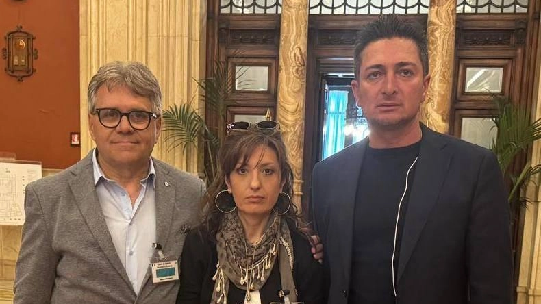 Massimo Martini (Uilm), Daniela Miniero (Fiom) e Giuseppe Cesarano (Fim) al ministero subito dopo la firma dell’accordo su Beko Massimo Martini (Uilm), Daniela Miniero (Fiom) e Giuseppe Cesarano (Fim) al ministero subito dopo la firma dell’accordo su Beko