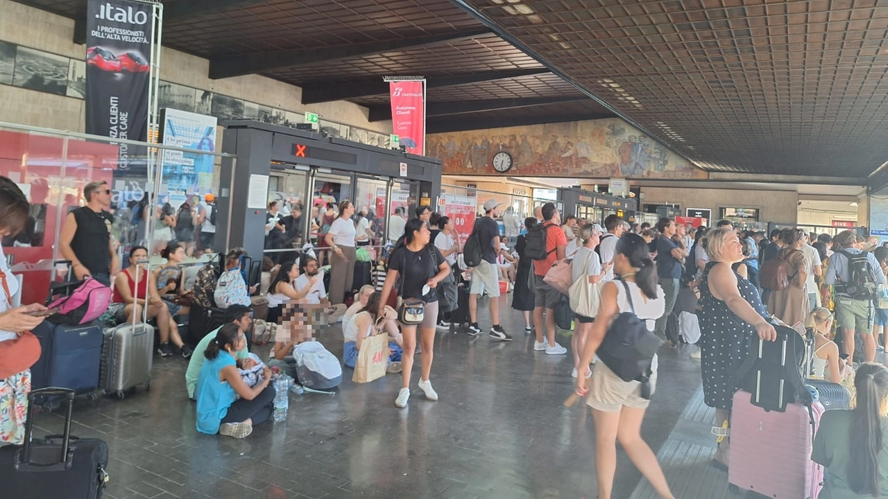 I viaggiatori in attesa alla Stazione Santa Maria Novella di Firenze