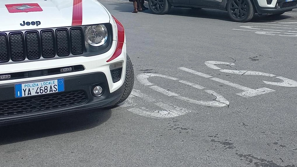 Una pattuglia della polizia municipale durante un servizio in piazza Matteotti. Numerosi gli interventi effettuati durante il fine settimana Una pattuglia della polizia municipale durante un servizio in piazza Matteotti. Numerosi gli interventi effettuati durante il fine settimana