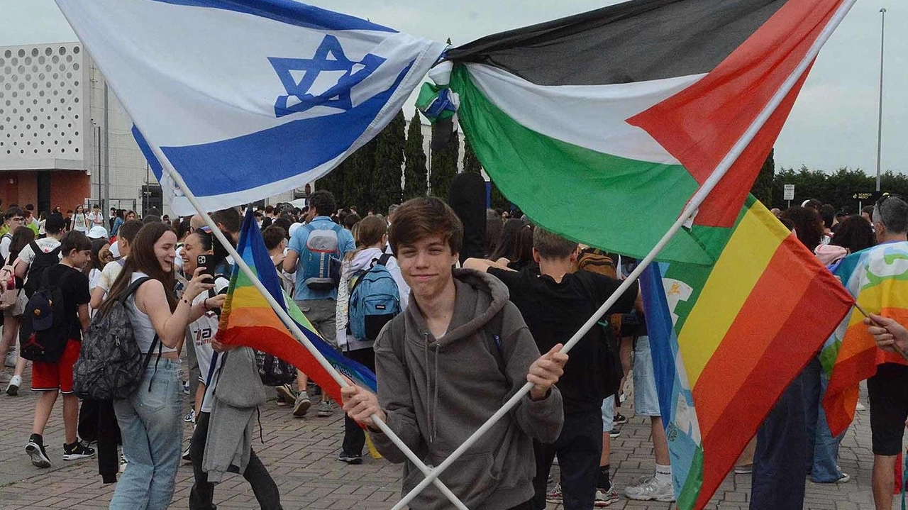 In tanti arrivano da Trento con i vessilli incrociati di Israele e Palestina. La gente e gli applausi alle finestre, gli ex politici nello staff, le canzoni. In tanti arrivano da Trento con i vessilli incrociati di Israele e Palestina. La gente e gli applausi alle finestre, gli ex politici nello staff, le canzoni.