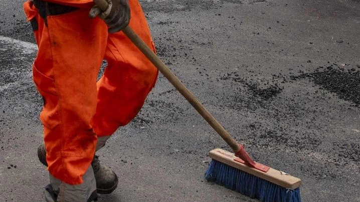 Operai al lavoro in un cantiere Operai al lavoro in un cantiere