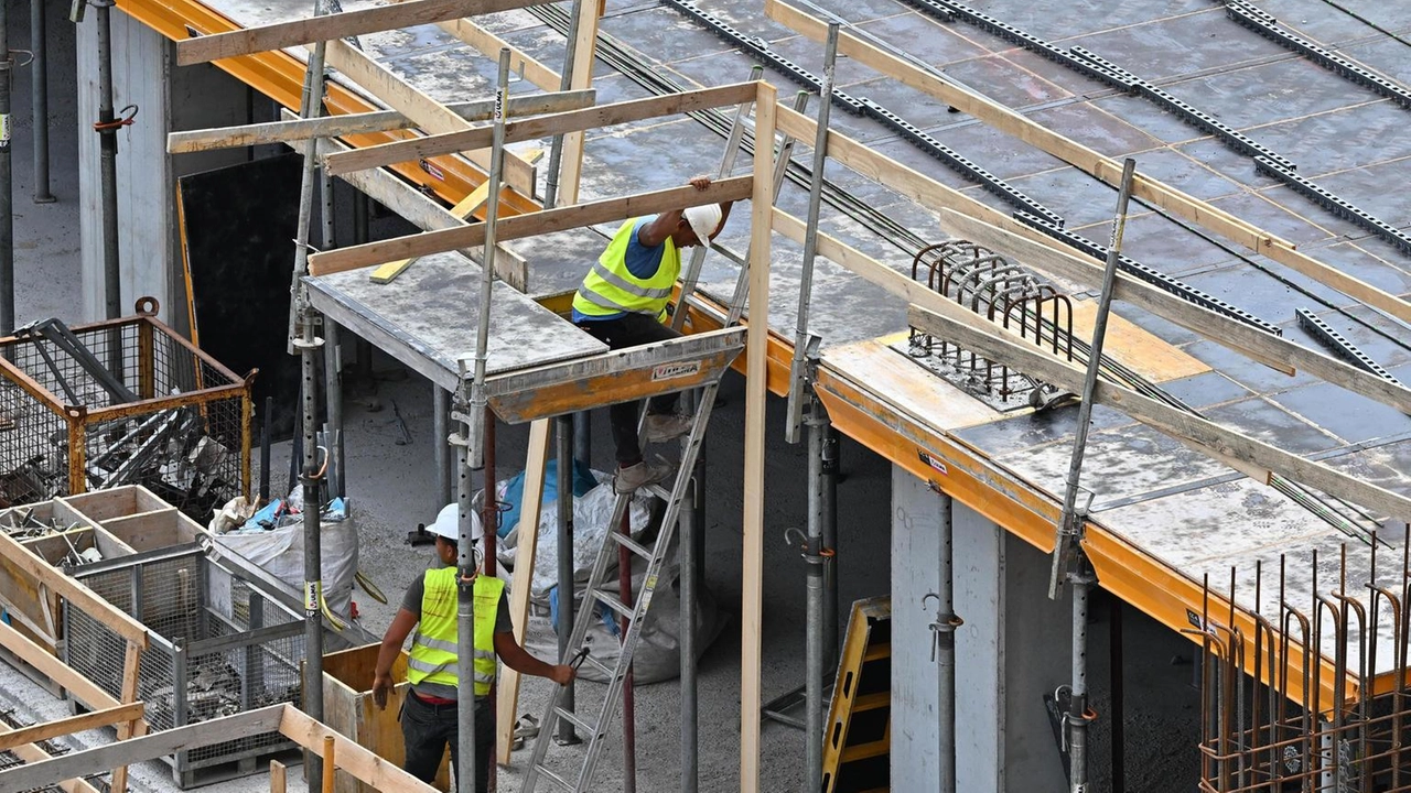 . Operai al lavoro per costruire un nuovo edificio (foto d’archivi ; la priorità dei sindaci è rigenerare gli spazi tutelando l’ambiente . Operai al lavoro per costruire un nuovo edificio (foto d’archivi ; la priorità dei sindaci è rigenerare gli spazi tutelando l’ambiente