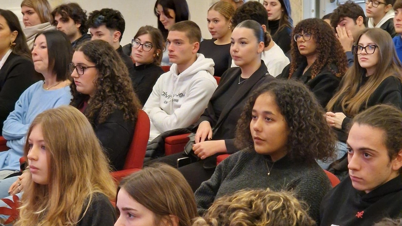 L’incontro, promosso dalla Prefettura. Il procuratore generale militare De Paolis: "Bene parlare di pace". La dirigente della Polizia Postale, Cosentino: "Ragazzi, esiste un software per smascherare le fake news". L’incontro, promosso dalla Prefettura. Il procuratore generale militare De Paolis: "Bene parlare di pace". La dirigente della Polizia Postale, Cosentino: "Ragazzi, esiste un software per smascherare le fake news".