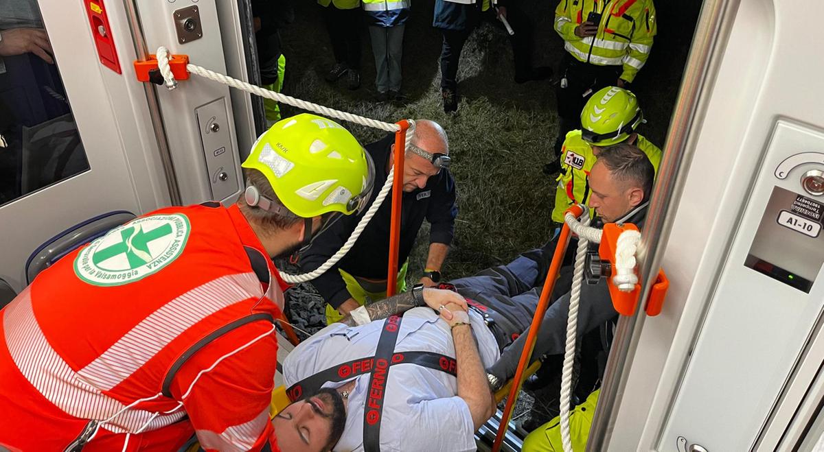 Maxi rissa fra 30 persone. La gazzarra in un locale. Due feriti gravi in ospedale Maxi rissa fra 30 persone. La gazzarra in un locale. Due feriti gravi in ospedale