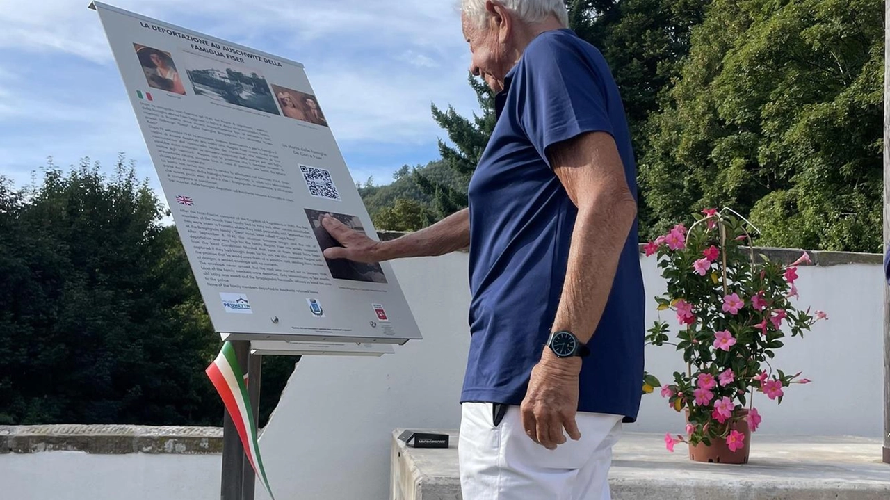 Una coppia si è presa cura di lui mentre quasi tutta la famiglia trovava la morte in campi di sterminio. Collocate 11 pietre d’inciampo con i nomi e le date di persone uccise dalla barbarie nazifascista. Una coppia si è presa cura di lui mentre quasi tutta la famiglia trovava la morte in campi di sterminio. Collocate 11 pietre d’inciampo con i nomi e le date di persone uccise dalla barbarie nazifascista.