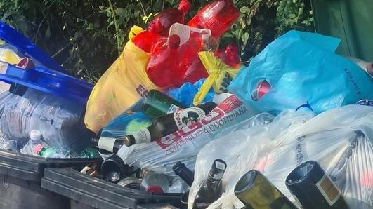 Bidoni della spazzatura stracolmi nel paese di Fontia dove, secondo FdI, il ritiro dei rifiuti non è sempre puntuale Bidoni della spazzatura stracolmi nel paese di Fontia dove, secondo FdI, il ritiro dei rifiuti non è sempre puntuale