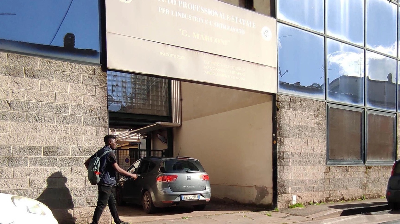 Lunedì. prima campanella all’istituto Marconi. Un rientro al completo con gli studenti dell’indirizzo moda Lunedì. prima campanella all’istituto Marconi. Un rientro al completo con gli studenti dell’indirizzo moda