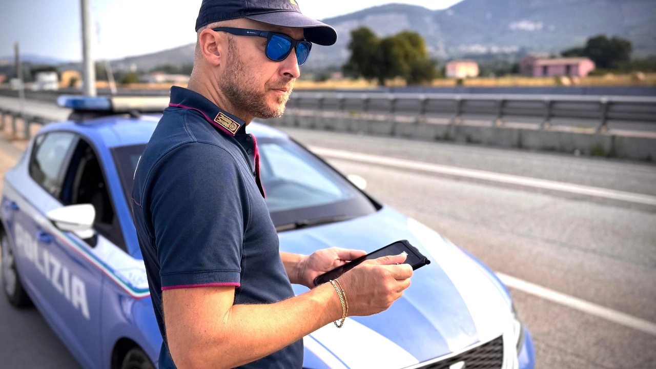 FOLIGNO La polizia ha arrestato un 33enne tunisino, con precedenti specifici, ritenuto lo spacciatore di riferimento, di eroina e cocaina,...