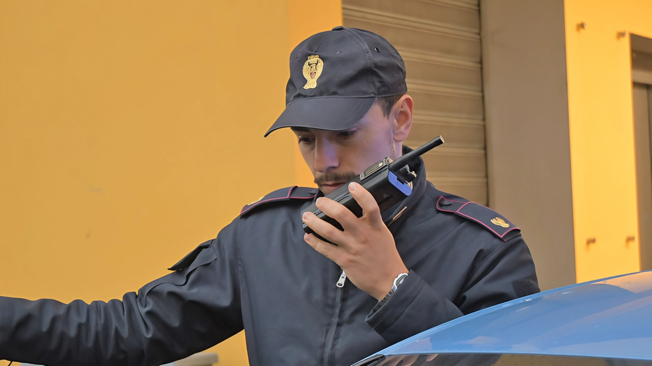 Sorpreso nascosto dentro la locomotiva del Trammino, intento a confezionare dosi di eroina. Così la polizia ha arrestato un quarantatreenne...