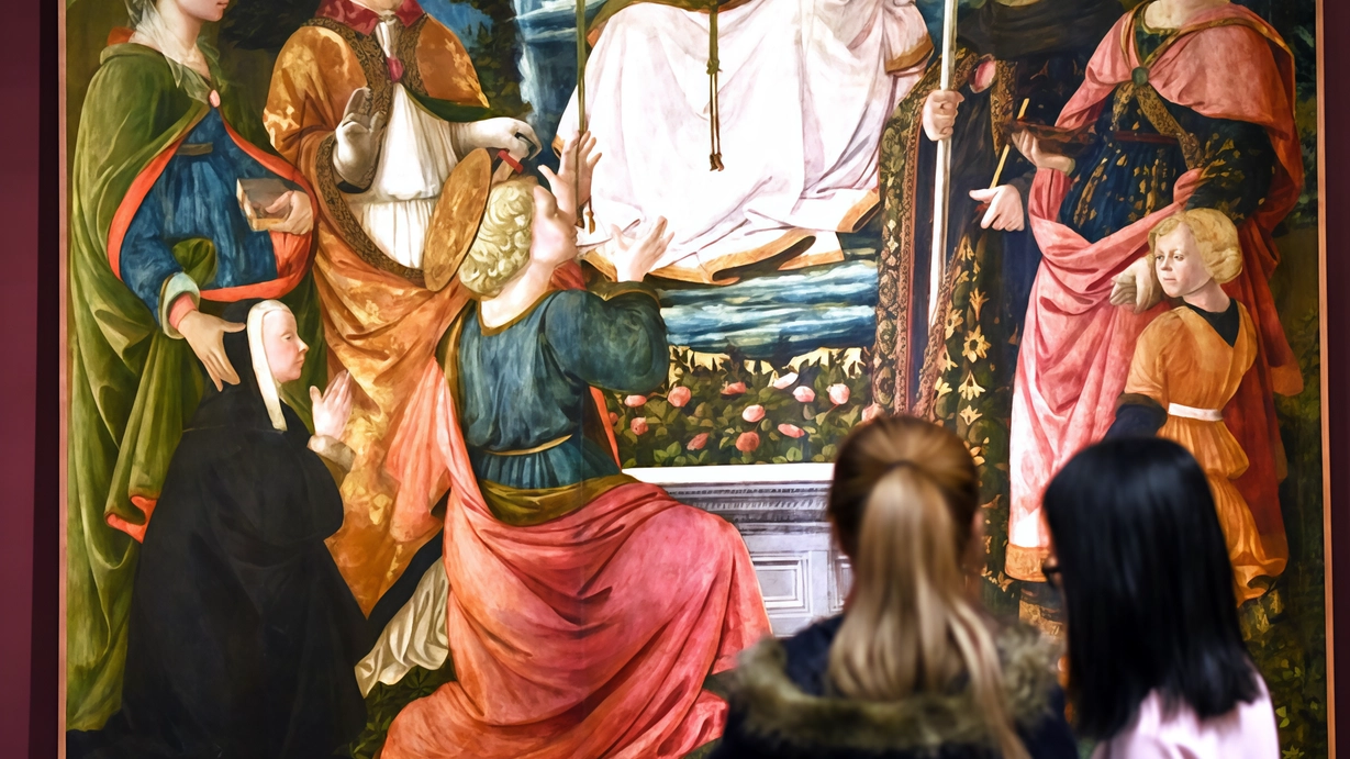 Giovani visitatori. a Palazzo Pretorio, davanti alla Madonna della Cintola di Filippo Lippi, uno dei capolavori simbolo della collezione del museo