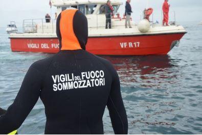 si tuffa nel lago e scompare muore studente di 21 anni frequentava l8217universit224 di pisa