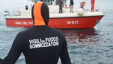 Sul posto anche i sommozzatori dei vigili del fuoco (Foto di repertorio)