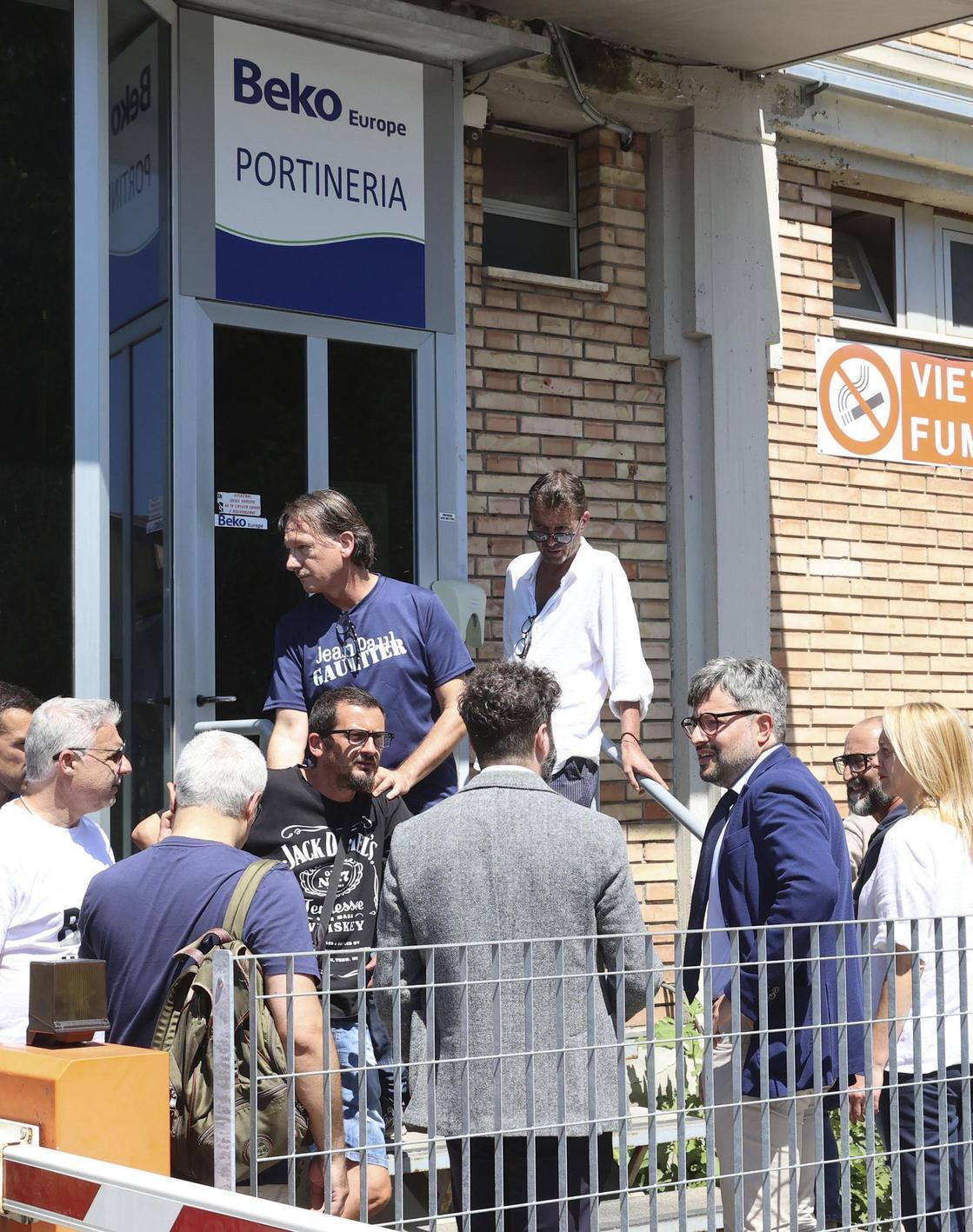 "Crisi Beko, esempio di sviluppo". Michelotti e Capitani tra gli operai
